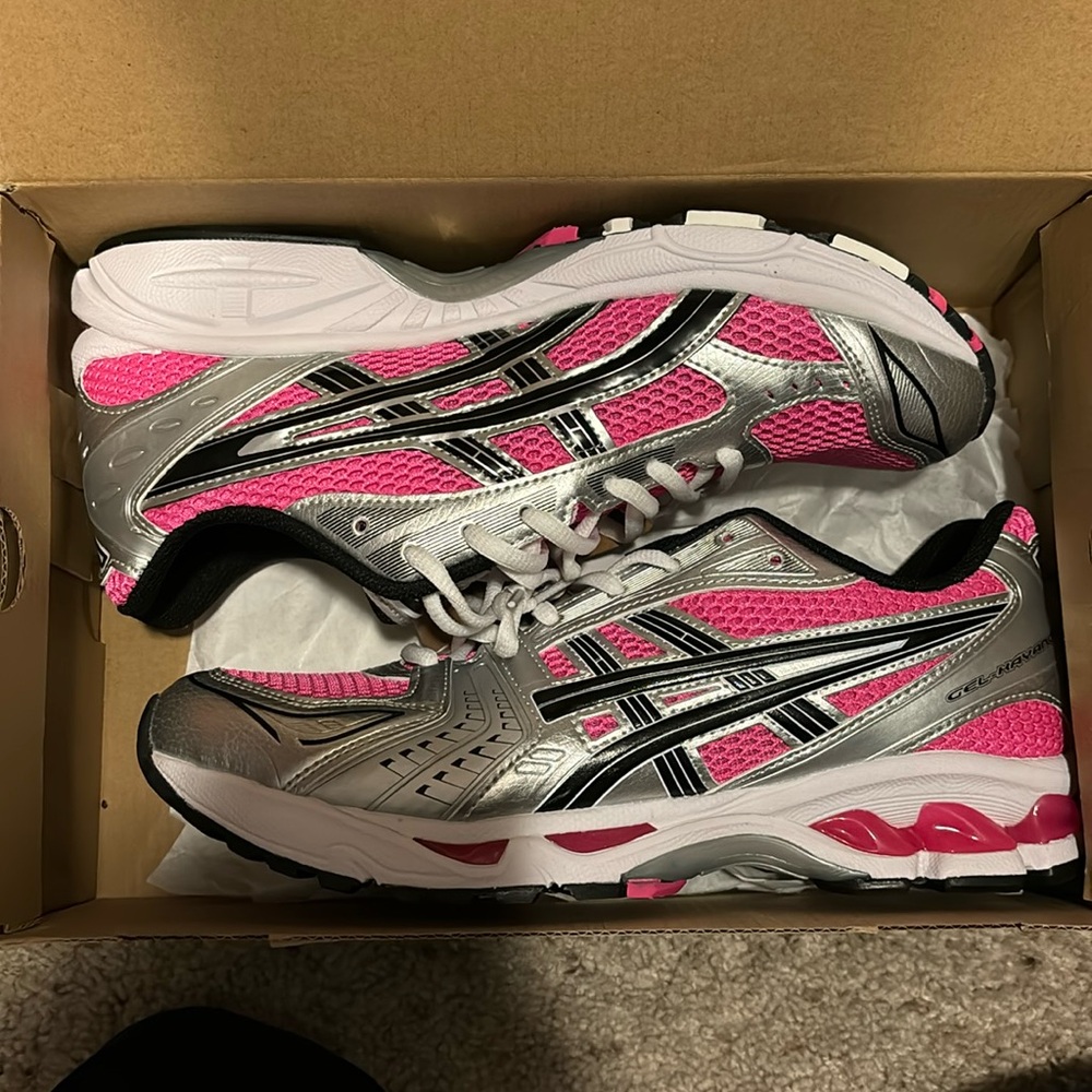 Selling a pair of pink GLO ASICS kayano